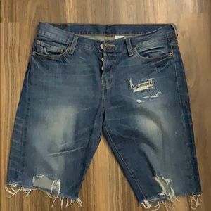 Women worn Levi’s Jean short size 28